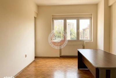 Apartament cu 5 camere decomandat în Romană