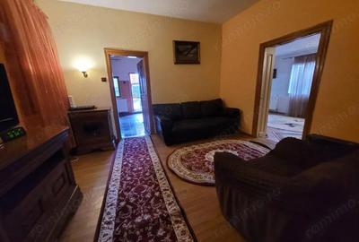 Casa tradi?ionala, mobilata ?i utilata, situata in centrul satului Polovragi - 1