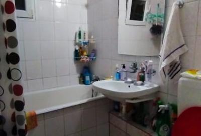Apartament 4 camere, 2 bai. Blocul este din 1986 parter strada Soldat Croitoru V - 34