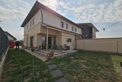 Vila duplex-mobilata si utilata - 5 camere - 2 bai- str asfaltata-5 min de STV - 11