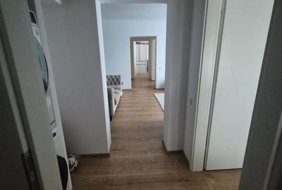 Apartament cu 3 camere semidecomandat în Central - 1