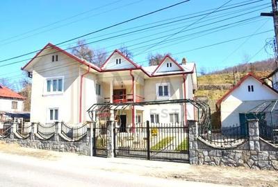 Casă cu 7 camere cu Teren 1020 Mp în Central - 16