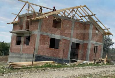 Casă cu 4 camere cu Teren 500 Mp în Central - 2