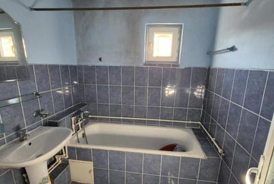 Apartament 3 camere, et. 2, in Rovinari, str. Plopilor - 7