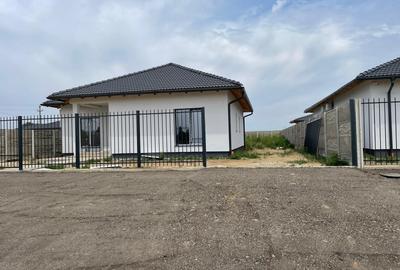 Casă individuală cu 4 camere cu Canalizare în Moșnița Nouă