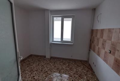 Ap. 3 camere semidecomandat, etaj 2, Piata Darmanesti - 4
