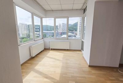 Spațiu Comercial Luminos