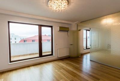 Penthouse cu 3 camere decomandat în Aviației