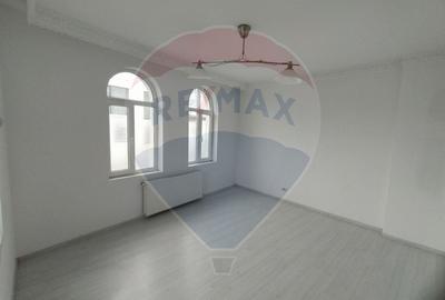 Casă cu 7 camere cu Teren 212 Mp în Eminescu - 13