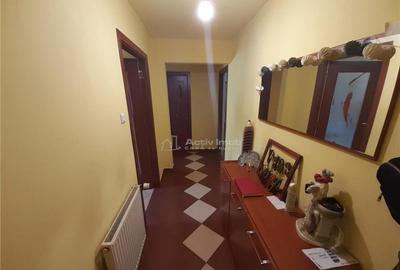 Apartament cu 2 camere decomandat în Micro IV - 9