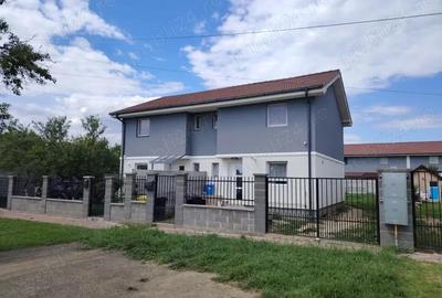 Casă cu 3 camere în Sânandrei