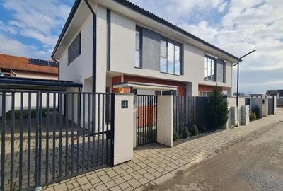 Casă cu 4 camere cu Teren 235 Mp în Șelimbăr - 1