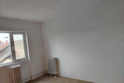 Apartament cu 3 camere semidecomandat în Central - 1