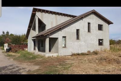 Casă cu 4 camere în Central - 1