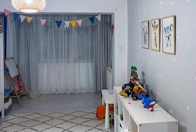 Apartament cu 3 camere semidecomandat în Gojdu