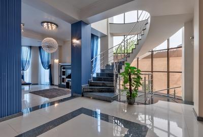 Casă cu 8 camere cu Garaj în Sălaj - 2