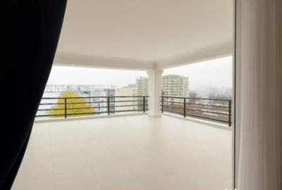 Apartament cu 5 camere decomandat în 1 Mai