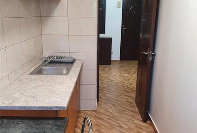 Garsonieră decomandată în Apărătorii Patriei