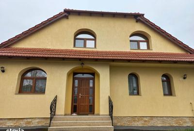 Casă cu 5 camere cu Teren 1400 Mp în Groși - 2