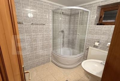 Casă cu 7 camere cu Canalizare în Central - 2