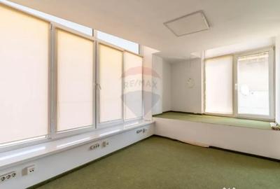 Casă cu 12 camere cu Teren 153 Mp în Semicentral