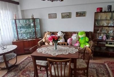 Apartament cu 4 camere decomandat în Periferie - 1