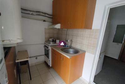 Apartament cu 3 camere semidecomandat în Mihai Bravu