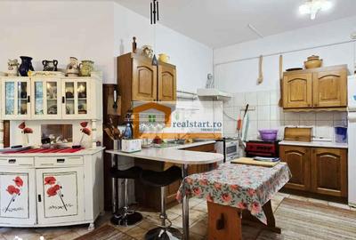 Casă cu 9 camere cu Teren 1800 Mp în Central - 1