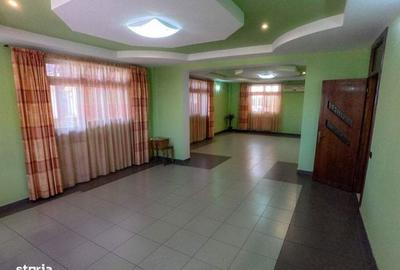 Spațiu comercial, de 550 mp, în Central - 8