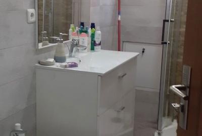 Apartament cu 3 camere decomandat în Petros - 2