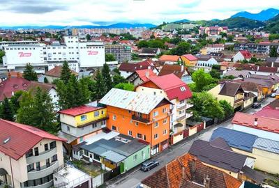 FILM! Imobil pe doua camere garaj propriu, Central, Brasov.