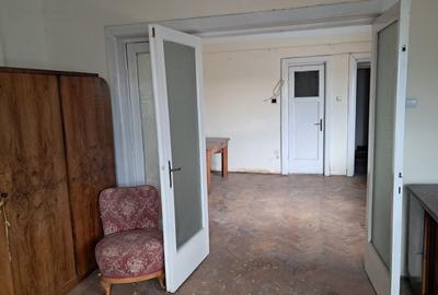 Apartament cu 2 camere semidecomandat în Decebal
