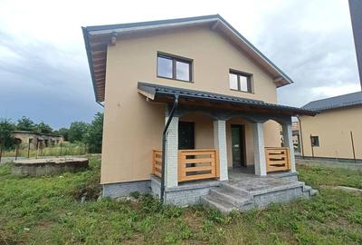Casă cu 3 camere decomandat în Stupini - 2