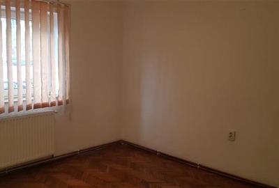 Casă cu 3 camere cu Canalizare în Central - 4