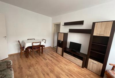 Apartament cu 3 camere semidecomandat în Central - 1