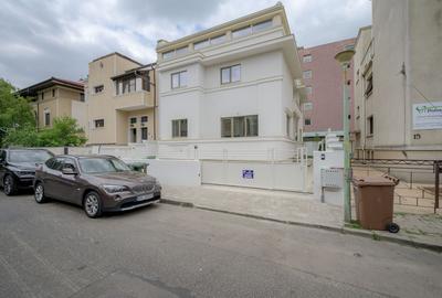 Casă individuală cu 8 camere cu Canalizare în Dorobanți - 1