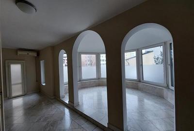 Casă individuală cu 5 camere în Romanilor