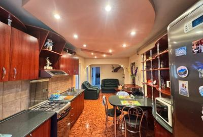Apartament cu 3 camere decomandat, mobilat în Central