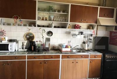 Apartament cu 3 camere semidecomandat, mobilat în Semicentral