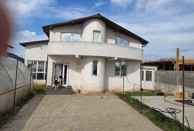 Casă cu Teren 500 Mp în Central - 2