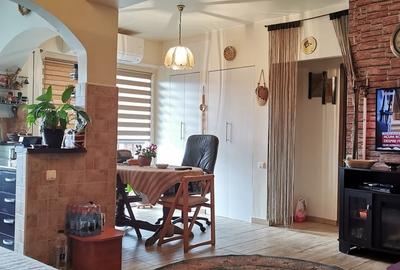 Apartament cu 3 camere semidecomandat, mobilat în Central