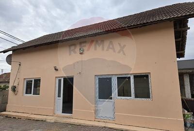 Casa / Vila cu 4 camere de vanzare - 1