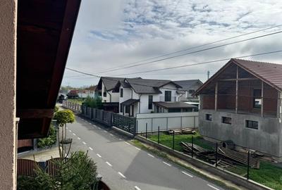 Casa superba intr-o zona linistita – 4 dormitoare, 3 bai, living spatios si grad - 18