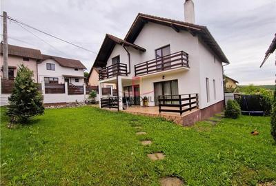 Vila frumoasa cu 4 camere,3 bai,curte individuala,,Corunca