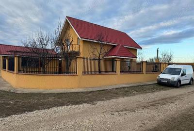 Casă cu 4 camere în Central - 2