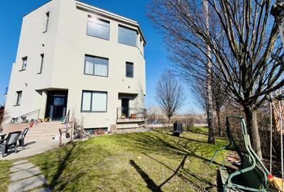 Casă cu 7 camere cu Teren 550 Mp în Roșu - 1