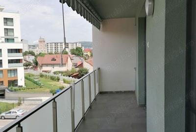 Apartament cu 3 camere semidecomandat, mobilat în Central - 1