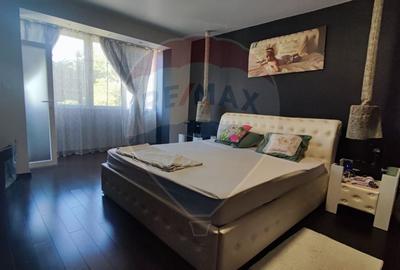 Apartament cu 3 camere semidecomandat, mobilat în Dacia