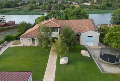 VILA IN SNAGOV LA LAC