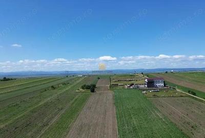 Teren de 36977 mp, în Central - 8